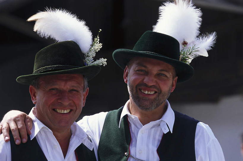 西方人,两个人,伙伴,朋友,抱,笑,微笑,露齿笑,横图,室外,白天,正面,衬衫,友谊,帽子,德国,欧洲,欧洲人,传统服饰,注视,礼帽,白色,黑色,观察,看,抱着,观看,马甲,察看,搂着,西欧,关注,德意志联邦共和国,友情,男人,男性,中年男性,白种人,怀抱,搂,搂抱,相抱,拥抱,半身,彩图,衬衣