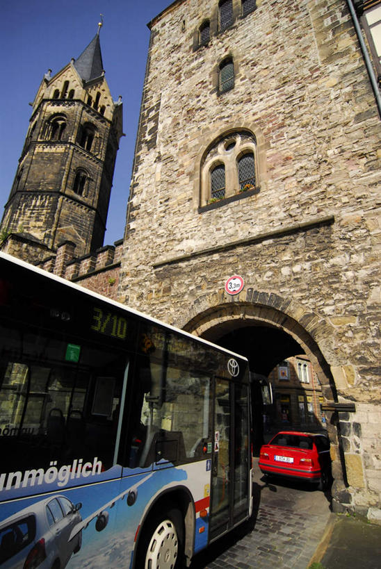 无人,教堂,竖图,室外,白天,正面,度假,美景,窗户,城市风光,城市,公共汽车,德国,欧洲,阴影,节日,光线,英文,标志,文字,影子,字符,字母,景观,拱门,巴士,公交车,文化,娱乐,标识,斑驳,玻璃窗,车,红色,蓝色,蓝天,天空,阳光,交通工具,轿车,天,祈祷,行驶,享受,休闲,健康,景色,放松,许愿,宗教,信仰,晴朗,纪念,英文字母,祈求,西欧,载具,信念,万里无云,德意志联邦共和国,班驳,埃森纳赫,艾森纳赫,平安,晴空,晴空万里,彩图,大教堂,礼拜堂,图林根州