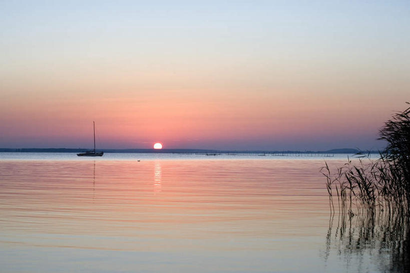 无人,横图,室外,白天,正面,旅游,度假,草地,草坪,海浪,海洋,美景,日落,植物,德国,欧洲,一艘,阴影,光线,影子,景观,浪花,晚霞,霞光,云,云朵,落日,船只,云彩,娱乐,草,蓝色,绿色,白云,蓝天,天空,阳光,自然,海水,黄昏,天,享受,休闲,景色,彩霞,放松,西欧,自然风光,海景,德意志联邦共和国,夕照,大海,风浪,海,海水的波动,近岸浪,涌浪,夕阳,彩图,斜阳