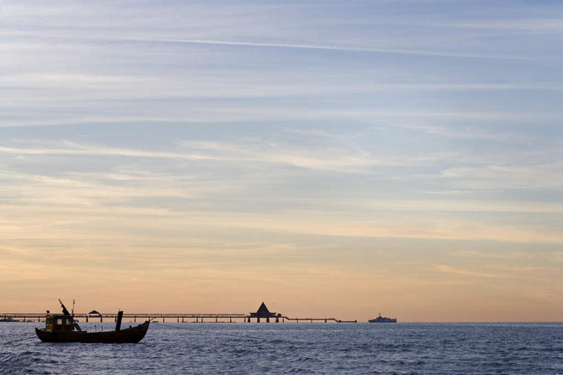 无人,横图,室外,白天,正面,旅游,度假,海浪,海洋,美景,日落,德国,欧洲,一艘,一座,阴影,光线,木板,影子,景观,浪花,晚霞,霞光,云,云朵,落日,桥,船只,木桥,云彩,娱乐,栈桥,蓝色,白云,蓝天,天空,阳光,自然,海水,黄昏,天,享受,休闲,景色,彩霞,放松,人行桥,木板桥,西欧,自然风光,海景,德意志联邦共和国,夕照,大海,风浪,海,海水的波动,近岸浪,涌浪,夕阳,彩图,斜阳