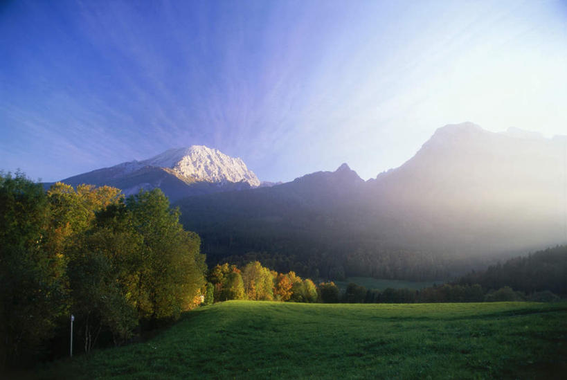 无人,横图,室外,白天,正面,旅游,度假,草地,草坪,石头,美景,森林,山,山脉,树林,植物,德国,欧洲,阴影,光线,石子,影子,景观,山峰,云,云朵,山峦,云彩,娱乐,草,树,树木,蓝色,绿色,白云,蓝天,天空,阳光,自然,群山,天,享受,休闲,景色,放松,生长,晴朗,成长,西欧,自然风光,德意志联邦共和国,巴伐利亚,巴伐利亚州,拜恩州,拜恩自由州,贝希特斯加登,贝希特斯加登县,石块,岩石,晴空,彩图