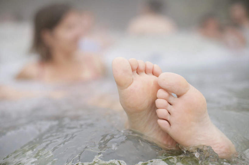 西方人,躺,横图,室外,特写,白天,正面,旅游,度假,洗澡,美景,水,德国,欧洲,欧洲人,阴影,光线,液体,影子,景观,水滴,许多人,娱乐,干净,阳光,自然,清洁,一群人,享受,休闲,健康,景色,放松,保健,卫生,西欧,自然风光,脚掌,德意志联邦共和国,泡汤,巴伐利亚,巴伐利亚州,拜恩州,拜恩自由州,卧着,女人,女性,中年女性,白种人,躺着,卧,半身,彩图,沐浴