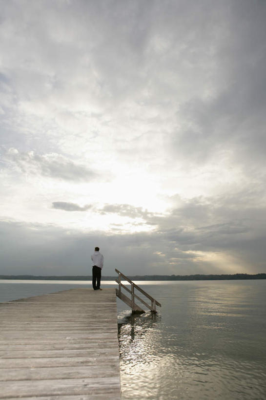 西方人,一个人,站,竖图,室外,白天,旅游,度假,湖,湖泊,美景,水,德国,欧洲,欧洲人,仅一个男性,仅一个人,一座,阴影,光线,木板,梯子,影子,湖面,景观,水流,水面,云,云朵,桥,木桥,云彩,注视,娱乐,栈桥,仅一个年轻男性,背面,蓝色,白云,倒影,蓝天,天空,阳光,自然,湖水,天,观察,看,站着,享受,休闲,景色,放松,观看,人行桥,木板桥,察看,倒映,西欧,关注,自然风光,德意志联邦共和国,巴伐利亚,巴伐利亚州,拜恩州,拜恩自由州,反照,孤苦,伶仃,孤单,孤独,男人,男性,年轻男性,白种人,站立,彩图,全身