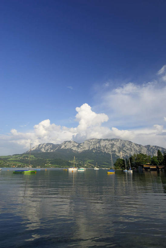 无人,竖图,室外,白天,正面,旅游,度假,湖,湖泊,美景,森林,山,山脉,树林,水,植物,奥地利,阴影,波纹,光线,影子,湖面,景观,山峰,水流,水面,云,云朵,船只,涟漪,山峦,云彩,娱乐,树,树木,蓝色,绿色,白云,倒影,蓝天,水纹,天空,阳光,自然,波浪,湖水,群山,天,享受,休闲,景色,放松,生长,成长,连绵,倒映,绵延,自然风光,中欧,水晕,奥地利共和国,联贯,反照,彩图