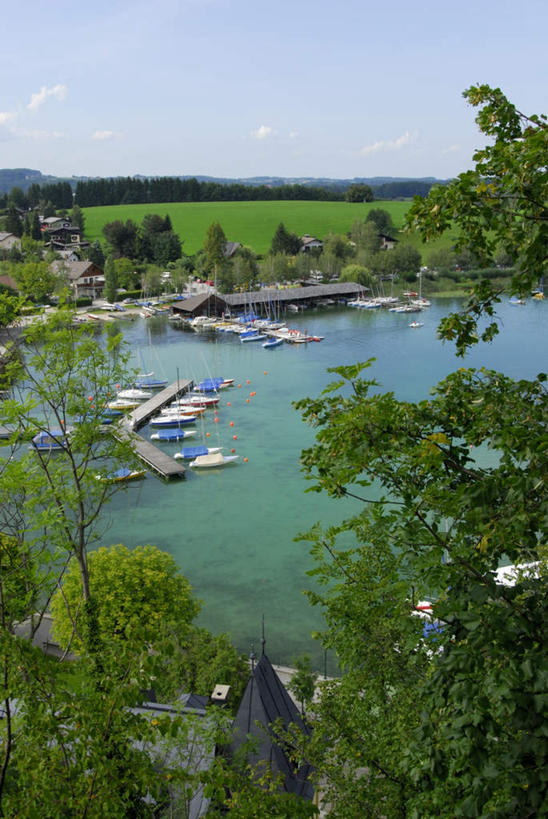 无人,家,竖图,俯视,室外,白天,旅游,度假,草地,草坪,湖,湖泊,美景,森林,树林,水,植物,奥地利,阴影,光线,影子,房屋,屋子,湖面,景观,水流,水面,云,云朵,船只,云彩,娱乐,楼房,住宅,草,树,树木,蓝色,绿色,白云,蓝天,天空,阳光,自然,湖水,天,享受,休闲,景色,放松,生长,成长,自然风光,中欧,奥地利共和国,彩图,高角度拍摄,房子