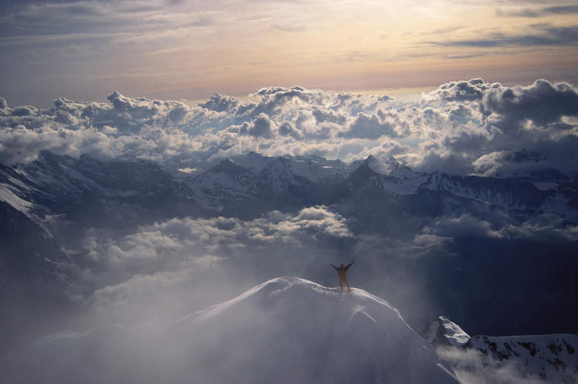 西方人,一个人,站,伸展双臂,攀登,横图,俯视,室外,白天,锻炼,旅游,度假,探险,运动,攀岩,美景,日落,山,雪,雪山,大雪,欧洲,欧洲人,仅一个男性,仅一个人,仅一个中年男性,服装,冰,积雪,景观,山顶,山峰,晚霞,霞光,雪景,冬季,冬天,落日,山峦,注视,休闲装,娱乐,极限运动,衣服,自然,黄昏,观察,看,站着,享受,休闲,休闲服,爬,景色,彩霞,放松,寒冷,服饰,观看,察看,冰冷,阿尔卑斯,关注,自然风光,室外运动,户外运动,严寒,冰凉,酷寒,凛冽,凛凛,极冷,颠峰,极峰,夕照,冒险,体育,男人,男性,中年男性,白种人,夕阳,敞开双臂,登山,攀爬,伸开双臂,展开双肩,站立,张开手臂,张开双臂,彩图,高角度拍摄,全身,健身,斜阳