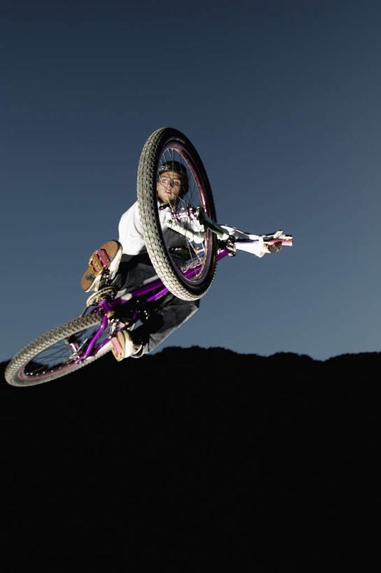 西方人,一个人,坐,竖图,室外,白天,仰视,锻炼,运动,自行车,德国,欧洲,欧洲人,仅一个男性,仅一个人,一辆,阴影,光线,影子,云,云朵,云彩,车,脚踏车,仅一个年轻男性,蓝色,白云,蓝天,天空,阳光,交通工具,天,西欧,载具,骑行,德意志联邦共和国,巴伐利亚,巴伐利亚州,拜恩州,拜恩自由州,体育,男人,男性,年轻男性,白种人,坐着,彩图,低角度拍摄,全身,健身