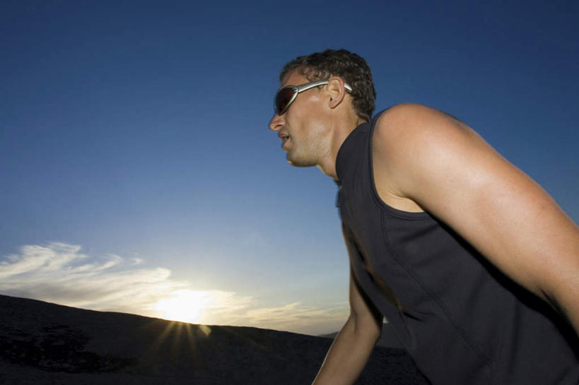 西方人,一个人,走,横图,室外,特写,白天,仰视,旅游,度假,美景,山,山脉,欧洲,非洲,南非,欧洲人,仅一个男性,仅一个人,仅一个中年男性,一副,阴影,服装,光线,墨镜,眼镜,影子,景观,山峰,云,云朵,山峦,云彩,娱乐,衣服,蓝色,黑色,白云,蓝天,天空,阳光,自然,太阳镜,太阳眼镜,群山,天,享受,休闲,遮阳镜,景色,放松,服饰,衣着,穿着,自然风光,阿非利加洲,衣饰,南非共和国,男人,男性,中年男性,白种人,非洲人,步行,散步,走路,半身,彩图,低角度拍摄