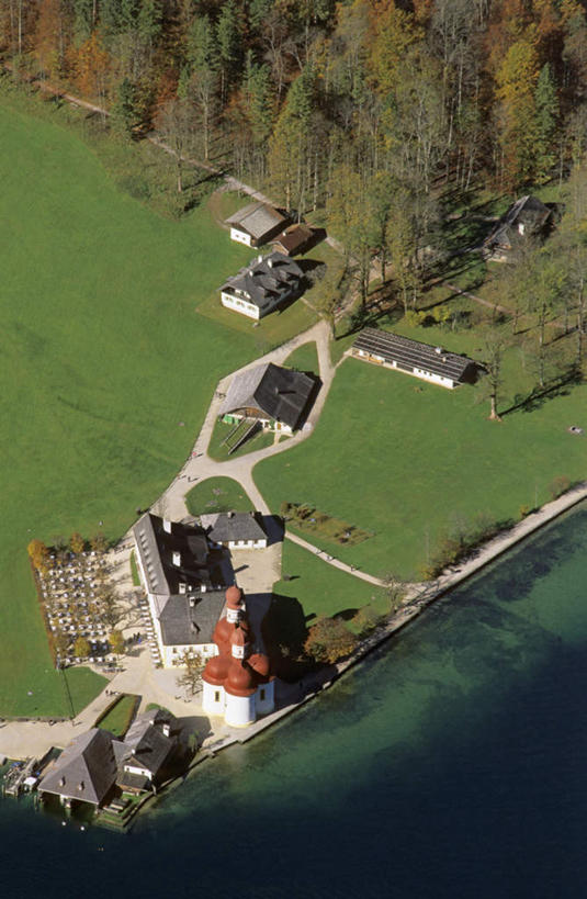 无人,家,竖图,俯视,航拍,室外,白天,度假,草地,草坪,湖,湖泊,美景,水,植物,城市风光,城市,德国,欧洲,阴影,波纹,光线,影子,房屋,屋子,湖面,景观,水流,水面,涟漪,娱乐,楼房,住宅,草,树,树木,绿色,水纹,阳光,自然,波浪,湖水,享受,休闲,景色,放松,生长,成长,西欧,鸟瞰,德意志联邦共和国,水晕,巴伐利亚,巴伐利亚州,拜恩州,拜恩自由州,贝希特斯加登,贝希特斯加登县,彩图,高角度拍摄,房子