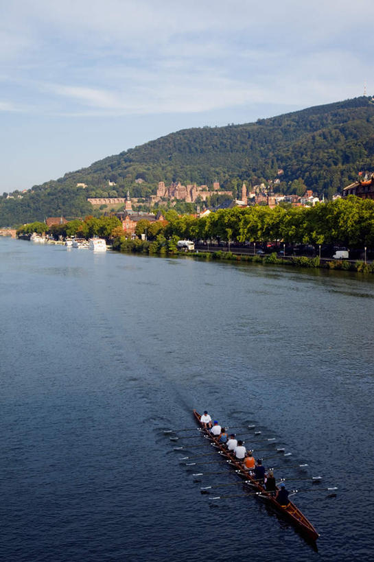 划船,西方人,家,坐,竖图,俯视,室外,白天,旅游,度假,湖,湖泊,美景,山,山脉,树林,水,植物,城市,船,德国,欧洲,欧洲人,一排,握,阴影,波纹,服装,整齐,光线,影子,房屋,屋子,湖面,景观,山峰,水流,水面,云,云朵,木船,汉堡,涟漪,山峦,许多人,拿,云彩,拿着,休闲装,娱乐,楼房,住宅,树,树木,排列,衣服,蓝色,绿色,白云,倒影,蓝天,水纹,天空,阳光,自然,交通工具,波浪,湖水,群山,天,一群人,享受,休闲,休闲服,景色,放松,握着,服饰,生长,晴朗,成长,倒映,舟,西欧,队列,自然风光,载具,德意志联邦共和国,水晕,汉堡市,反照,白种人,晴空,坐着,半身,彩图,高角度拍摄,房子,海港