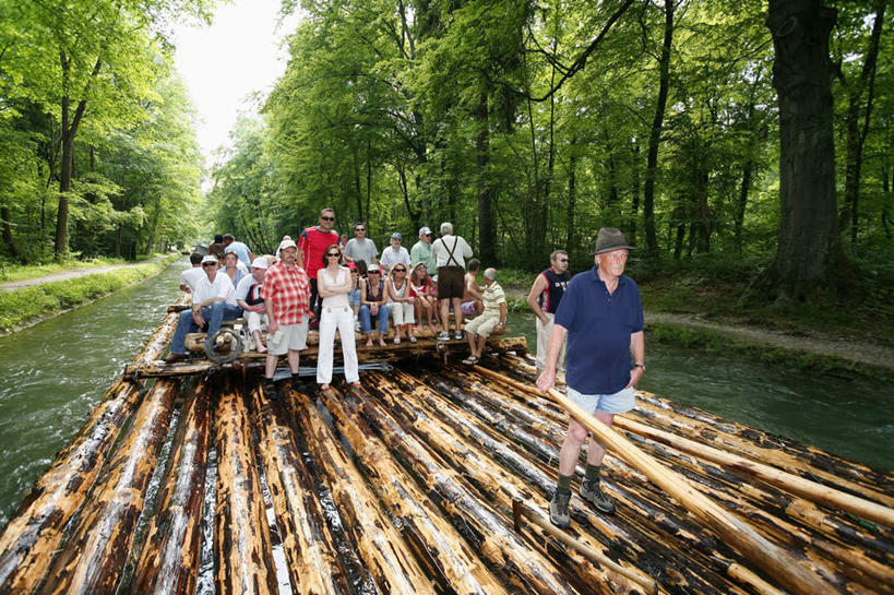 西方人,站,坐,双手交叉,横图,室外,白天,正面,旅游,度假,河流,美景,树林,水,植物,德国,欧洲,欧洲人,握,阴影,波纹,服装,光线,影子,河水,景观,水流,涟漪,许多人,拿,拿着,注视,休闲装,娱乐,树,树木,衣服,蓝色,绿色,倒影,蓝天,水纹,天空,小溪,阳光,自然,波浪,天,溪水,观察,看,站着,一群人,享受,休闲,休闲服,景色,放松,握着,服饰,生长,成长,观看,察看,倒映,双手抱胸,西欧,关注,自然风光,木排,木筏,德意志联邦共和国,水晕,巴伐利亚,巴伐利亚州,拜恩州,拜恩自由州,反照,白种人,站立,坐着,彩图,全身