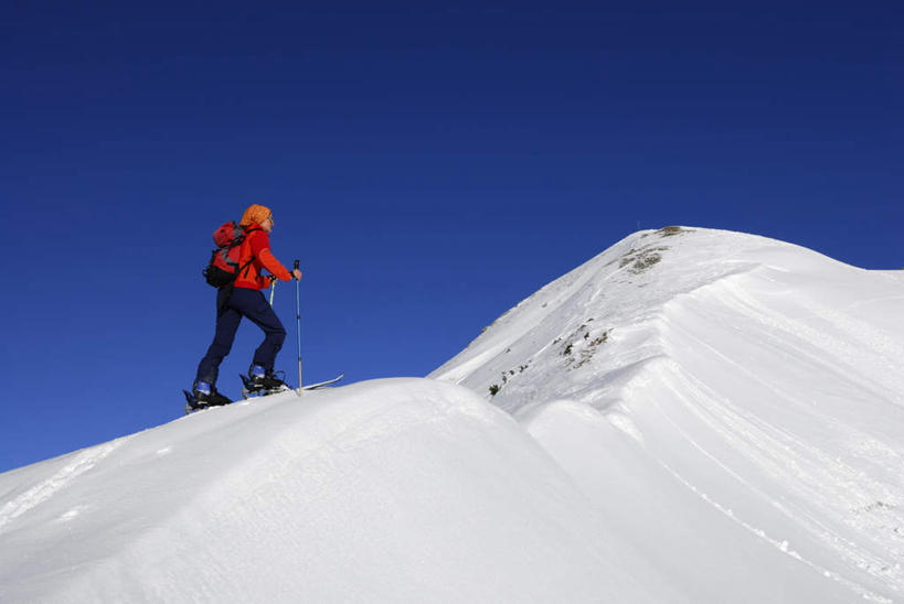 一个人,横图,室外,白天,仰视,运动服,旅游,度假,山,雪,雪山,大雪,仅一个男性,仅一个人,服装,裤子,滑雪,冰,积雪,山峰,雪景,冬季,冬天,山峦,娱乐,仅一个年轻男性,衣服,红色,蓝色,蓝天,天空,天,享受,休闲,滑雪场,放松,寒冷,服饰,冰冷,山脊,衣着,穿着,深色,严寒,冰凉,酷寒,凛冽,凛凛,极冷,衣饰,冬日,男人,男性,年轻男性,登山,彩图,低角度拍摄,全身,运动装
