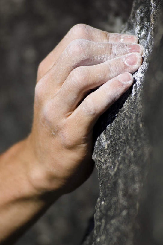 一个人,攀登,竖图,室外,特写,白天,锻炼,旅游,度假,探险,运动,攀岩,石头,山,山脉,仅一个男性,仅一个人,阴影,光线,粉末,石子,影子,山峰,山峦,娱乐,极限运动,仅一个年轻男性,白色,阳光,群山,享受,休闲,爬,粉,放松,峭壁,深色,室外运动,户外运动,沉积岩,粉状,粉剂,绝壁,冒险,体育,男人,男性,年轻男性,石块,岩石,登山,攀爬,半身,彩图,健身