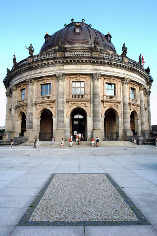 无人,博物馆,广场,竖图,彩色,室外,白天,正面,旅游,度假,美景,雕塑,游客,游人,阴影,服装,裤子,研究,艺术,装饰,光线,圆形,雕刻,雕像,影子,墙,大理石,景观,许多人,教育,娱乐,圆顶,路人,旅客,墙壁,墙面,衣服,黄色,阳光,自然,工艺品,一群人,享受,休闲,鹅卵石,景色,放松,服饰,纪念,展览,五颜六色,美术,色彩斑斓,衣着,穿着,欣赏,深色,自然风光,主题,五彩缤纷,陈列,功能,美学,五彩斑斓,大理石制品,衣饰,五光十色,典藏,男人,男性,年轻男性,年轻女性,女人,女性,彩图,全身