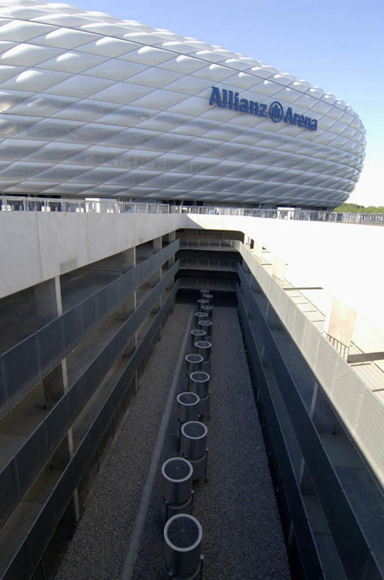 体育馆,运动场,橄榄球场,竖图,室外,白天,正面,旅游,度假,美景,植物,指示牌,德国,欧洲,阴影,反射,光线,标志,文字,影子,墙,景观,娱乐,标识,体育场,慕尼黑,墙壁,墙面,树,树木,蓝色,绿色,白色,蓝天,天空,阳光,自然,楼层,天,享受,休闲,景色,放松,生长,成长,西欧,自然风光,德意志联邦共和国,首府,运动馆,巴伐利亚,巴伐利亚州,拜恩州,拜恩自由州,安联球场,慕尼黑安联球场,彩图