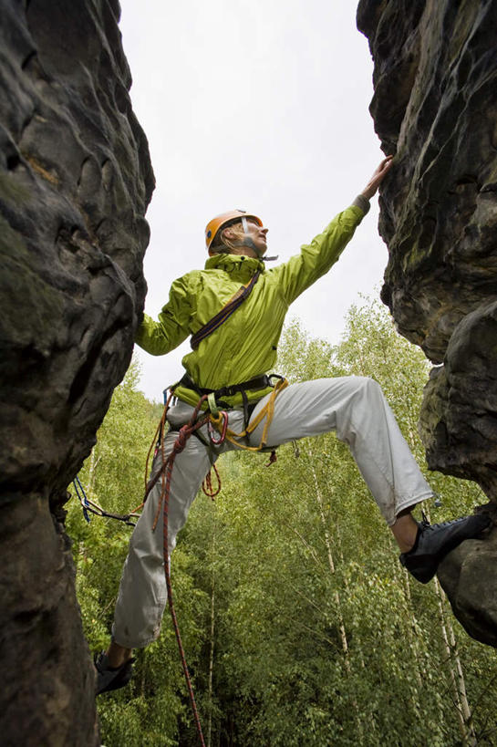西方人,一个人,站,伸展双臂,竖图,室外,白天,仰视,运动服,运动鞋,旅游,度假,安全,石头,美景,山,山脉,植物,帽子,鞋子,德国,欧洲,泰国,欧洲人,亚洲,仅一个女性,仅一个人,服装,石子,头盔,景观,山峰,带子,防护,山峦,注视,娱乐,树,树木,衣服,绿色,自然,安全带,安全帽,绳子,群山,观察,看,站着,仅一个中年女性,享受,休闲,景色,放松,服饰,东南亚,生长,成长,观看,休闲鞋,保护,绳索,察看,衣着,西欧,穿着,关注,自然风光,保险,德意志联邦共和国,首府,泰王国,安全绳,保全,周全,安稳,安定,衣饰,萨克森州,萨克森自由州,攀牙府,攀牙,平安,女人,女性,中年女性,白种人,石块,岩石,敞开双臂,伸开双臂,展开双肩,站立,张开手臂,张开双臂,彩图,低角度拍摄,全身,运动装
