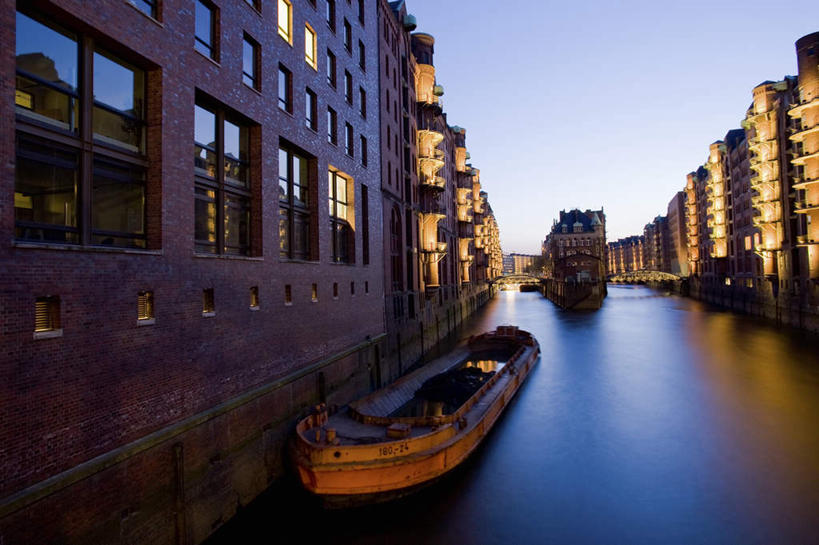 无人,家,横图,室外,夜晚,正面,旅游,度假,河流,水,标志建筑,城市,地标,建筑,船,德国,欧洲,停靠,阴影,波纹,光线,影子,房屋,屋子,河水,水流,公寓,灯光,木船,汉堡,涟漪,娱乐,建设,洋房,楼房,住宅,蓝色,倒影,蓝天,水纹,天空,交通工具,波浪,天,享受,休闲,旅游胜地,放松,晴朗,倒映,舟,西欧,停泊,载具,万里无云,德意志联邦共和国,水晕,汉堡市,反照,晴空,晴空万里,彩图,房子,海港