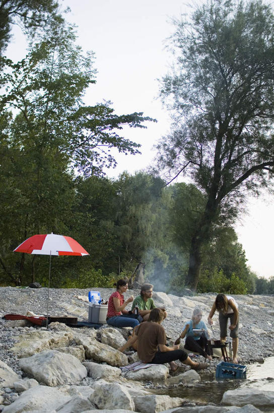 西方人,伙伴,朋友,站,坐,竖图,室外,白天,正面,旅游,度假,烧烤,友谊,河流,石头,美景,水,植物,德国,欧洲,欧洲人,五个人,握,波纹,服装,伞,石子,雨伞,遮阳伞,河水,景观,水流,烤架,涟漪,烤肉,许多人,拿,拿着,注视,休闲装,娱乐,阳伞,慕尼黑,树,树木,衣服,绿色,倒影,水纹,自然,波浪,观察,看,站着,一群人,享受,休闲,休闲服,铁架,景色,放松,握着,服饰,生长,成长,观看,察看,倒映,西欧,关注,自然风光,德意志联邦共和国,首府,水晕,巴伐利亚,巴伐利亚州,拜恩州,拜恩自由州,反照,友情,男人,男性,年轻男性,年轻女性,女人,女性,白种人,石块,岩石,站立,坐着,彩图,全身