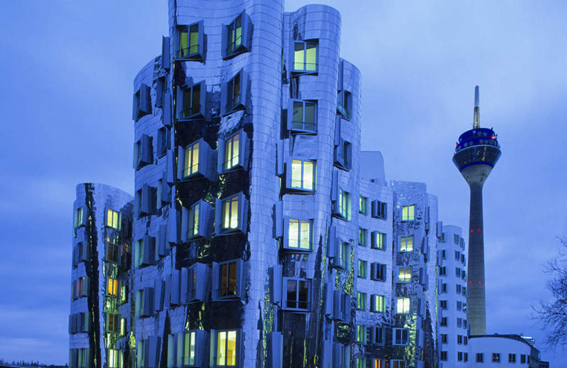 无人,高楼大厦,横图,室外,夜晚,正面,度假,美景,植物,城市风光,标志建筑,城市,大厦,地标,建筑,摩天大楼,照明,德国,欧洲,景观,灯光,娱乐,建设,吊灯,灯,树,树木,蓝色,绿色,蓝天,天空,自然,灯具,天,享受,休闲,景色,放松,生长,晴朗,成长,照亮,照明设备,西欧,万里无云,德意志联邦共和国,莱茵兰.普法尔茨州,莱茵通讯塔,晴空,晴空万里,彩图,大楼,高层建筑,高楼,摩天楼