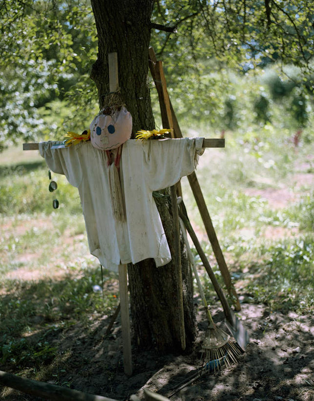 无人,竖图,室外,白天,正面,衬衫,旅游,度假,草地,草坪,美景,植物,阴影,光线,铲子,工具,木棒,扫帚,影子,景观,娱乐,稻草人,草,树,树木,绿色,阳光,自然,清洁,享受,休闲,景色,放松,生长,成长,木棍,扫把,卫生,自然风光,保洁,笤帚,彩图,衬衣