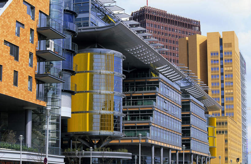 无人,高楼大厦,横图,室外,白天,仰视,旅游,度假,办公楼,美景,窗户,落地窗,城市风光,标志建筑,城市,大厦,地标,建筑,摩天大楼,阴影,光线,影子,楼,墙,景观,首都,娱乐,建设,玻璃窗,墙壁,墙面,黄色,红色,阳光,享受,休闲,景色,放松,彩图,低角度拍摄,大楼,高层建筑,高楼,摩天楼