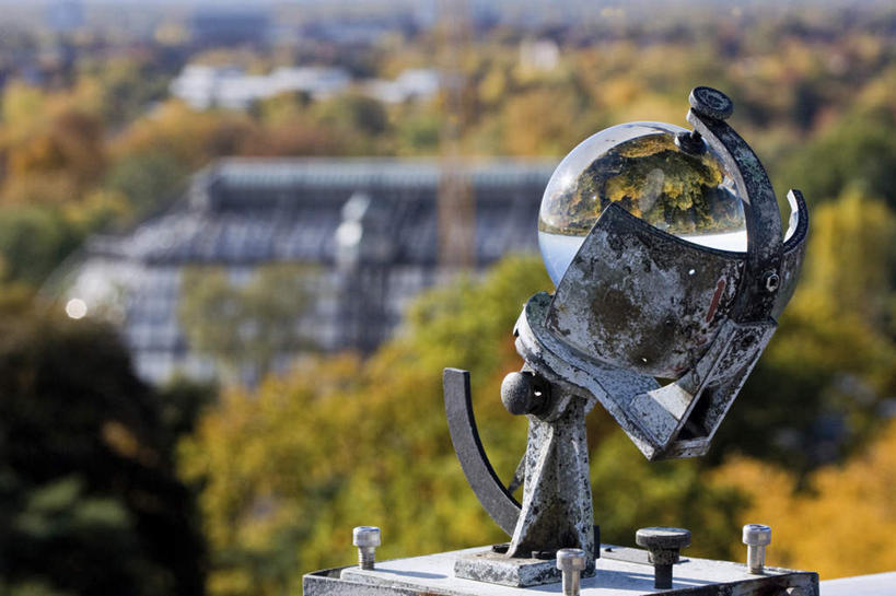 无人,家,横图,俯视,室外,特写,白天,旅游,度假,名胜古迹,植物,标志建筑,地标,建筑,德国,欧洲,阴影,朦胧,模糊,遗迹,透明,光线,影子,房屋,屋子,公寓,水晶,首都,古迹,文物,娱乐,建设,古建筑,洋房,楼房,柏林,住宅,树,树木,一个,绿色,阳光,自然,享受,休闲,球体,水晶球,旅游胜地,放松,生长,单个,成长,西欧,古文明,气象站,德意志联邦共和国,柏林州,彩图,高角度拍摄,房子