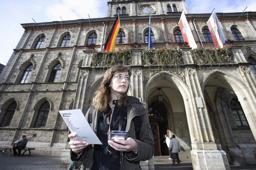 西方人,一个人,高楼大厦,站,笑,微笑,露齿笑,横图,室外,白天,仰视,旅游,度假,陶醉,快乐,满意,幸福,办公楼,标志建筑,大厦,地标,建筑,摩天大楼,写字楼,旗帜,国旗,德国,欧洲,欧洲人,仅一个年轻女性,仅一个女性,仅一个人,一排,握,阴影,服装,整齐,飘扬,光线,材料,档案,文件,影子,纸,云,云朵,音响,音乐,拿,云彩,音乐播放器,拿着,扭头,注视,休闲装,娱乐,建设,排列,衣服,蓝色,白云,蓝天,天空,阳光,耳机,手稿,资料,楼宇,天,观察,看,站着,转头,享受,休闲,休闲服,旅游胜地,商务楼,放松,握着,服饰,晴朗,观看,飘逸,证明,察看,舒适,享乐,西欧,队列,关注,飞扬,文档,MP3播放器,德意志联邦共和国,图林根,年轻女性,女人,女性,白种人,旗,晴空,站立,半身,彩图,低角度拍摄,大楼,高层建筑,高楼,摩天楼,图林根州,播放器,沉醉