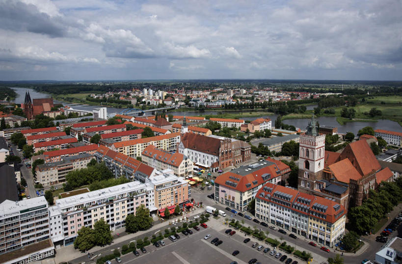 西方人,伙伴,朋友,家,广场,教堂,走,横图,俯视,室外,白天,旅游,度假,游戏,友谊,河流,水,植物,窗户,标志建筑,地标,建筑,汽车,欧洲,欧洲人,阴影,节日,光线,影子,房屋,墙,屋顶,屋子,河水,水流,建筑群,许多人,玩,文化,娱乐,建设,楼房,玻璃窗,墙壁,墙面,住宅,车,树,树木,蓝色,绿色,蓝天,天空,阳光,自然,交通工具,轿车,天,祈祷,一群人,享受,休闲,健康,放松,许愿,宗教,信仰,生长,成长,活动,纪念,祈求,风格,消遣,智力,载具,信念,哥特风格,平安,友情,男人,男性,年轻男性,年轻女性,女人,女性,白种人,步行,散步,玩耍,嬉戏,走路,半身,彩图,高角度拍摄,房子,大教堂,礼拜堂