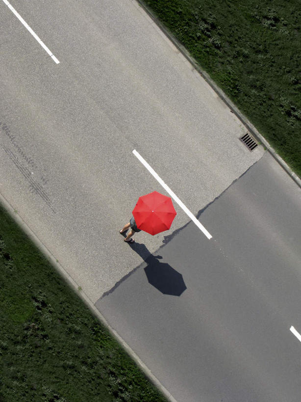 西方人,手,一个人,站,竖图,俯视,室外,白天,旅游,度假,兴奋,热情,草地,草坪,植物,道路,路,公路,德国,欧洲,欧洲人,仅一个年轻女性,仅一个女性,仅一个人,一把,握,阴影,服装,光线,伞,影子,雨伞,交通,开放,拿,拿着,休闲装,娱乐,阳伞,草,衣服,红色,绿色,阳光,站着,享受,休闲,健康,温暖,手部,休闲服,奔放,放松,活力,积极,激情,握着,服饰,朝气,暖色,吉祥,生命,西欧,饱满,德意志联邦共和国,革命,热烈,赤色,充实,斗志,喜气,主动,巴登.符腾堡,巴登.符腾堡州,巴符州,曼海姆,年轻女性,女人,女性,白种人,马路,站立,彩图,高角度拍摄,全身,欢乐