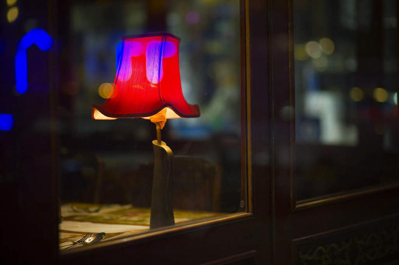 无人,餐厅,横图,室外,白天,正面,爱情,餐桌,窗户,落地窗,台灯,桌子,餐具,椅子,照明,叉子,刀叉,刀子,灯光,浪漫,玻璃窗,灯,一个,灯具,恋爱,期待,餐台,等待,等候,照亮,照明设备,餐刀,餐叉,守候,进餐用具,彩图,餐馆,饭店,饭馆