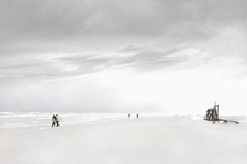 西方人,走,说,横图,室外,白天,正面,度假,讨论,海浪,海洋,美景,沙滩,城市风光,城市,德国,欧洲,欧洲人,阴影,服装,光线,木制,沙子,影子,海岸,景观,浪花,云,云朵,沙地,许多人,云彩,注视,休闲装,娱乐,衣服,白色,白云,天空,阳光,海水,木制品,天,观察,看,一群人,享受,休闲,休闲服,翘翘板,景色,放松,服饰,晴朗,观看,察看,卫生,西欧,关注,海景,纯真,德意志联邦共和国,洁净,光明,恬静,中间色,朴素,清白,石荷州,石勒苏益格.荷尔斯泰因,石勒苏益格.荷尔斯泰因州,交流,男人,男性,年轻男性,年轻女性,女人,女性,白种人,大海,风浪,海,海水的波动,海滩,近岸浪,涌浪,晴空,步行,沟通,讲话,交谈,散步,商讨,说话,谈话,走路,彩图,全身