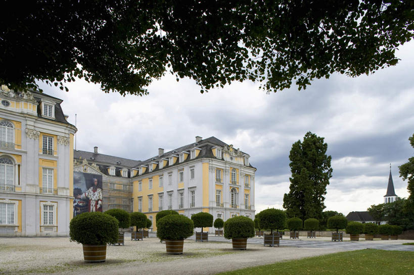 无人,横图,室外,白天,仰视,旅游,度假,草地,草坪,植物,窗户,标志建筑,地标,建筑,阴影,光线,盆栽,影子,城堡,墙,屋顶,云,云朵,建筑群,盆景,云彩,娱乐,建设,海报,墙壁,墙面,草,树,树木,蓝色,绿色,白云,蓝天,天空,阳光,自然,天,享受,休闲,放松,生长,晴朗,成长,风格,洛可可,晴空,彩图,低角度拍摄