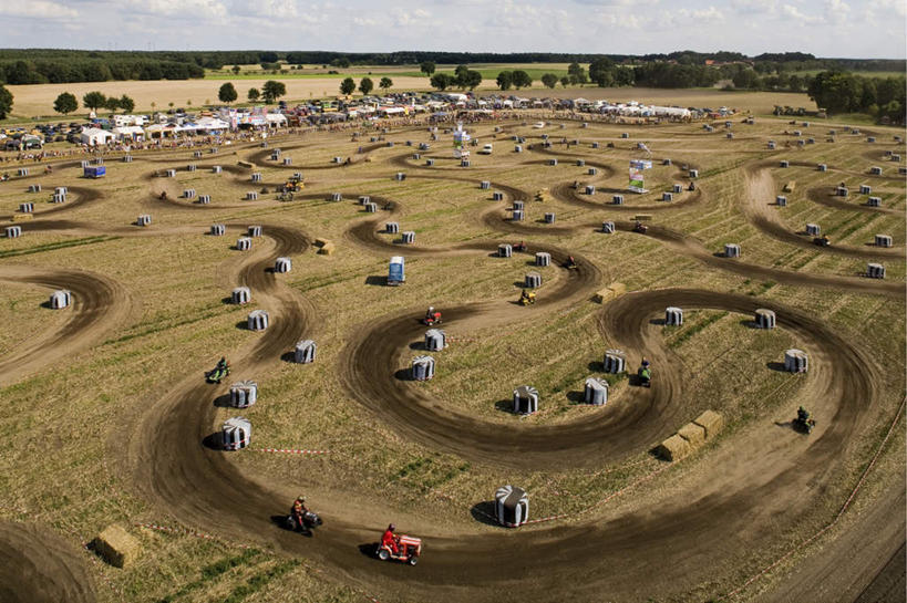 横图,俯视,室外,白天,锻炼,旅游,度假,快乐,比赛,运动,竞争,草地,草坪,森林,树林,植物,赛车,阴影,服装,整齐,光线,影子,遮阳伞,许多人,娱乐,草,树,树木,排列,衣服,绿色,天空,阳光,自然,天,一群人,享受,休闲,放松,服饰,生长,晴朗,成长,体育运动,衣着,穿着,室外运动,户外运动,障碍,万里无云,赛车场,衣饰,体育,男人,男性,年轻男性,年轻女性,女人,女性,晴空,晴空万里,彩图,高角度拍摄,全身,健身