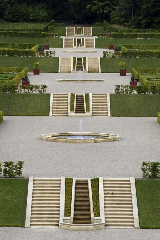 无人,花园,竖图,俯视,室外,白天,旅游,度假,草地,草坪,花圃,石头,植物,楼梯,标志建筑,地标,建筑,喷泉,一排,阴影,整齐,光线,石子,影子,阶梯,景观,建筑群,文化,娱乐,建设,台阶,草,树,树木,排列,绿色,阳光,自然,品味,享受,休闲,放松,生长,成长,水景,美观,设计,石块,小花园,彩图,高角度拍摄