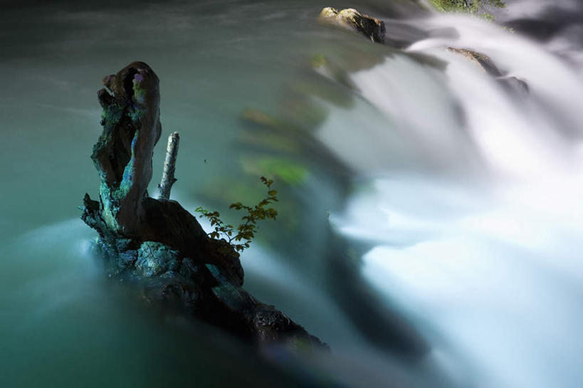 无人,横图,俯视,室外,旅游,度假,河流,石头,美景,瀑布,日落,水,植物,雕塑,阴影,飞溅,艺术,装饰,溅,光线,雕刻,雕像,石子,液体,影子,河水,景观,水滴,水流,晚霞,霞光,落日,娱乐,水珠,树,树木,绿色,倒影,阳光,自然,黄昏,工艺品,享受,休闲,景色,彩霞,放松,生长,成长,纪念,美术,倒映,喷洒,自然风光,主题,陈列,功能,美学,夕照,反照,跌水,石块,岩石,夕阳,彩图,高角度拍摄,斜阳