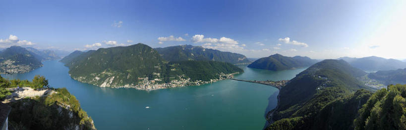 无人,横图,俯视,室外,白天,旅游,度假,草地,草坪,湖,湖泊,石头,美景,森林,山,山脉,树林,水,植物,瑞士,欧洲,阴影,光线,石子,影子,湖面,景观,山峰,水流,水面,云,云朵,山峦,云彩,娱乐,草,树,树木,蓝色,绿色,白云,蓝天,天空,阳光,自然,湖水,群山,天,享受,休闲,景色,放松,生长,晴朗,成长,自然风光,中欧,卢加诺,卢加诺湖,瑞士联邦,提契诺州,石块,岩石,晴空,彩图,高角度拍摄