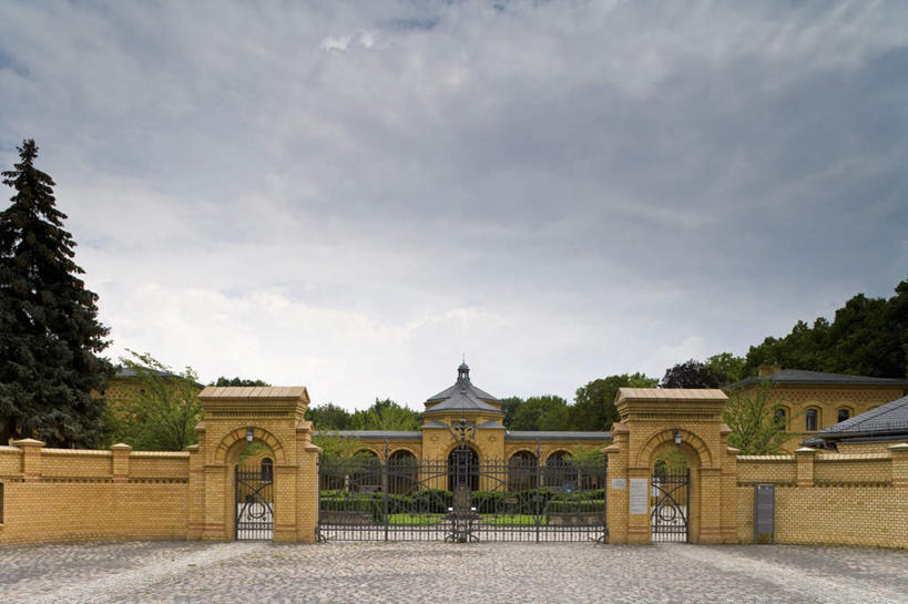 无人,横图,室外,白天,正面,旅游,度假,树林,植物,标志建筑,地标,建筑,德国,欧洲,阴影,光线,影子,云,云朵,首都,云彩,娱乐,建设,柏林,树,树木,蓝色,绿色,白云,蓝天,天空,阳光,自然,天,享受,休闲,墓地,旅游胜地,放松,生长,晴朗,成长,庄重,西欧,坟场,德意志联邦共和国,庄严,柏林州,肃静,肃穆,尊严,晴空,彩图