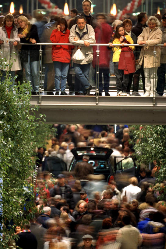 西方人,商店,栏杆,站,走,竖图,俯视,室内,白天,购物,旅游,度假,消费,植物,标志建筑,超市,地标,建筑,德国,欧洲,欧洲人,服装,盆栽,天桥,围栏,桥,盆景,首都,许多人,注视,休闲装,娱乐,建设,护栏,柏林,波茨坦广场,衣服,绿色,自然,观察,看,站着,一群人,享受,休闲,休闲服,旅游胜地,放松,金融,百货,服饰,生长,成长,观看,人行桥,察看,西欧,关注,选购,贸易,百货公司,德意志联邦共和国,血拼,人山人海,柏林州,摩肩接踵,男人,男性,年轻男性,年轻女性,女人,女性,白种人,步行,散步,站立,走路,半身,彩图,高角度拍摄,购物商场,购物中心,商业中心