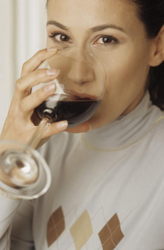 红酒,葡萄酒,西方人,脸,头,脸颊,手,一个人,竖图,室内,特写,白天,正面,毛衣,杯子,欧洲,欧洲人,仅一个年轻女性,仅一个女性,仅一个人,喝,握,服装,高脚杯,红酒杯,酒类,一杯,拿,拿着,注视,休闲装,肩膀,玻璃制品,酒,饮料,衣服,酒杯,观察,看,休闲,手部,休闲服,红葡萄酒,握着,服饰,观看,单手,察看,关注,年轻女性,女人,女性,白种人,头部,脸部,脸蛋,面部,玻璃杯,半身,彩图,绒衣,套衫,套头毛衣,线衣