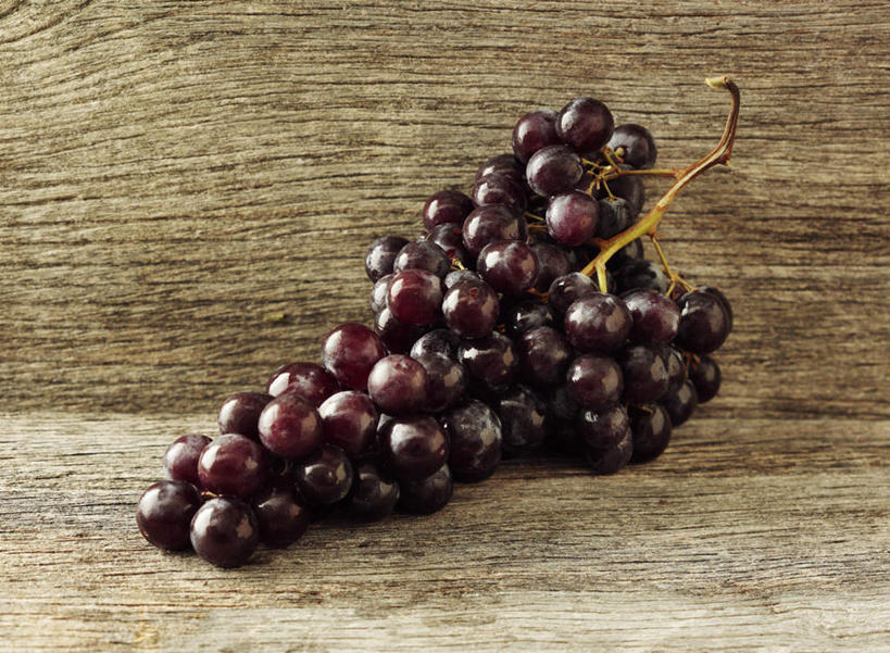 无人,横图,俯视,室内,特写,白天,餐桌,桌子,葡萄,水果,一串,阴影,新鲜,光线,影子,生食,食品,果实,食物,紫色,有机食品,绿色食品,餐台,山葫芦,蒲桃,草龙珠,彩图,高角度拍摄