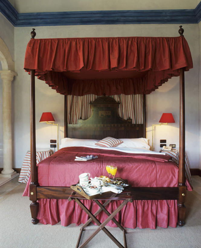 点心,面包,果汁,无人,竖图,俯视,室内,特写,白天,餐桌,床,台灯,卧室,桌子,杯子,水果,照明,阴影,新鲜,光线,高脚杯,壶,影子,灯光,生食,食品,面点,果实,床单,红酒杯,饮品,被子,玻璃制品,灯,水壶,食物,糕点,饮料,黄色,茶壶,酒杯,容器,灯具,单人床,有机食品,绿色食品,餐台,照亮,被单,照明设备,可口,适口,玻璃杯,彩图,高角度拍摄,睡房,卧房