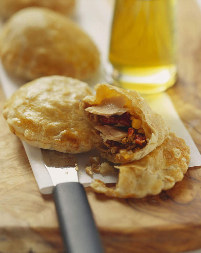 无人,竖图,俯视,室内,特写,白天,金属制品,阴影,朦胧,模糊,光线,金属,工具,影子,肉,案板,刀具,馅饼,肉类,砧板,一个,刀,单个,菜刀,肉食,切菜刀,彩图,高角度拍摄