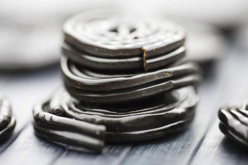 无人,横图,俯视,室内,特写,白天,植物,餐桌,桌子,一堆,许多,阴影,堆叠,堆积,朦胧,模糊,光线,影子,食品,糖,糖果,甜点,甜品,草药,药草,中药,食物,甜食,餐台,堆,甘草,药材,中草药,硬糖,中药材,本草,生甘草,彩图,高角度拍摄