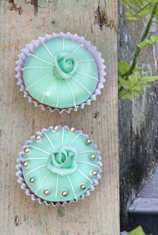 点心,无人,竖图,俯视,室外,特写,白天,下午茶,桌面,桌子,一排,阴影,整齐,装饰,盛开,光线,木制,影子,食品,糖,糖果,甜点,甜品,花蕾,花,花瓣,花朵,鲜花,食物,糕点,排列,两个,木制品,甜食,花苞,花蕊,纸托,华丽,修饰,点缀,队列,衬托,美观,雅致,雅观,糖珠,银珠糖,装饰糖,蛋糕托,蛋糕托纸,蛋糕纸托,糖果珠,彩图,高角度拍摄,蛋糕