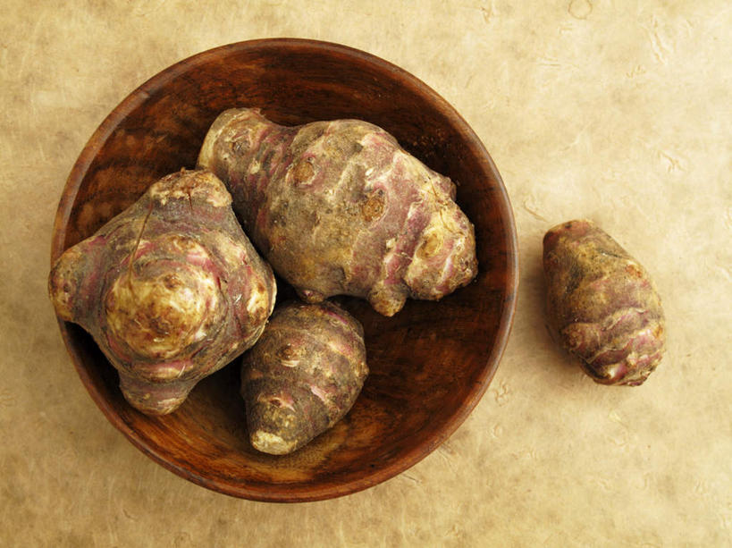 无人,横图,俯视,室内,特写,白天,餐桌,桌子,蔬菜,餐具,阴影,新鲜,反射,木制,碟子,盘,影子,食品,食物,一个,盘子,木制品,碟,四个,有机食品,绿色食品,单个,餐台,菊芋,洋姜,鬼子姜,彩图,高角度拍摄