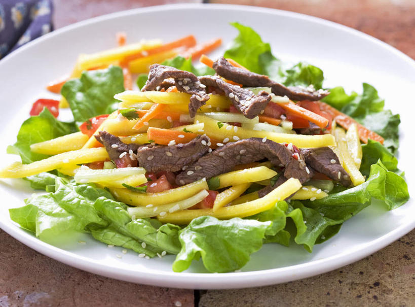 无人,横图,俯视,室内,特写,白天,餐桌,桌子,芒果,黄瓜,蔬菜,餐具,水果,阴影,新鲜,反射,碟子,盘,影子,生菜,莴苣,调味,肉,生食,香料,佐料,牛肉,沙拉,食品,果实,色拉,沙律,肉类,食物,一个,白色,盘子,碟,有机食品,绿色食品,单个,餐台,色拉酱,配料,千岛酱,肉食,作料,春菜,鹅仔菜,莴仔菜,千金菜,叶用莴苣,望果,蜜望,檬果,闷果,漭果,杧果,庵波罗果,青瓜,胡瓜,彩图,高角度拍摄,蔬果沙拉