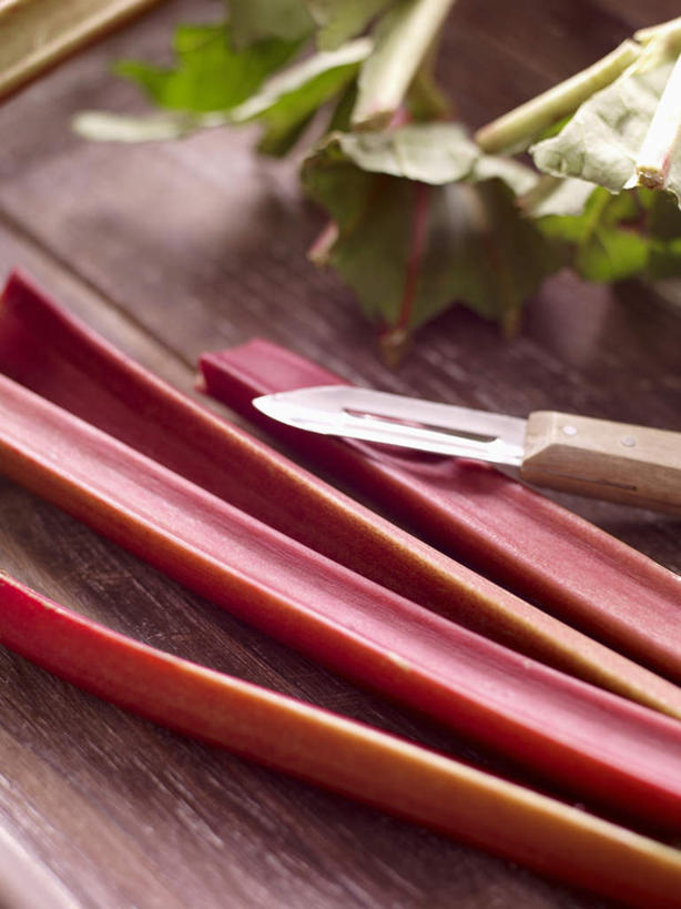 无人,竖图,俯视,室内,特写,白天,植物,餐桌,桌子,蔬菜,金属制品,一把,阴影,朦胧,模糊,新鲜,反射,金属,工具,影子,食品,草药,药草,刀具,中药,食物,刀,有机食品,绿色食品,餐台,药材,中草药,大黄,中药材,本草,削皮刀,川军,蜀大黄,熟大黄,彩图,高角度拍摄,去皮刀