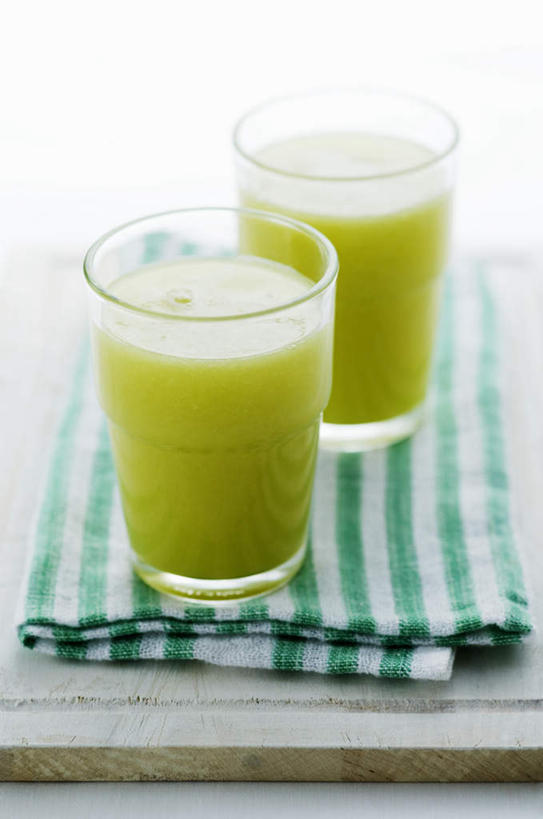 果汁,无人,竖图,俯视,室内,特写,白天,餐桌,桌子,葡萄,杯子,阴影,反射,木制,布料,影子,案板,饮品,两杯,布纹,玻璃制品,砧板,桌布,饮料,两个,餐巾,木制品,水杯,台布,猕猴桃汁,餐台,可口,葡萄汁,适口,玻璃杯,山葫芦,蒲桃,草龙珠,餐桌布,彩图,高角度拍摄