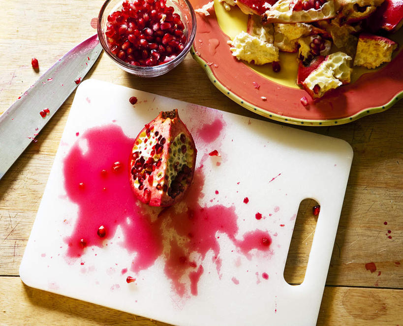 果汁,无人,横图,俯视,室内,特写,白天,餐桌,桌子,石榴,杯子,水果,金属制品,一把,一堆,许多,阴影,堆叠,堆积,新鲜,反射,金属,木制,工具,影子,生食,食品,果实,案板,刀具,饮品,很多,玻璃制品,砧板,食物,饮料,白色,木制品,水杯,刀,有机食品,绿色食品,餐台,堆,可口,菜刀,切菜刀,适口,玻璃杯,涂林,若榴,金罂,金庞,丹若,安石榴,彩图,高角度拍摄,石榴汁