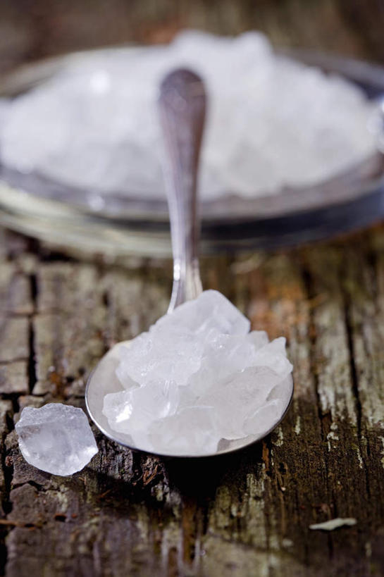 无人,竖图,俯视,室内,特写,白天,餐桌,桌子,餐具,一把,一堆,许多,阴影,堆叠,堆积,朦胧,模糊,反射,木制,碟子,盘,影子,勺子,调料,糖,调味品,很多,调味料,盘子,木制品,调羹,碟,汤匙,餐台,堆,砂糖,冰糖,彩图,高角度拍摄